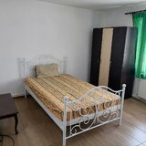 Camera unui baiat in apartament decomandat